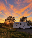 Camping Chalúpkovo Večerná atmosféra v Camping Chalúpkovo – karavan pod nádhernou oblohou v srdci Liptova, neďaleko Ružomberka. Celoročný kemp pre karavany, obytné autá aj stany.